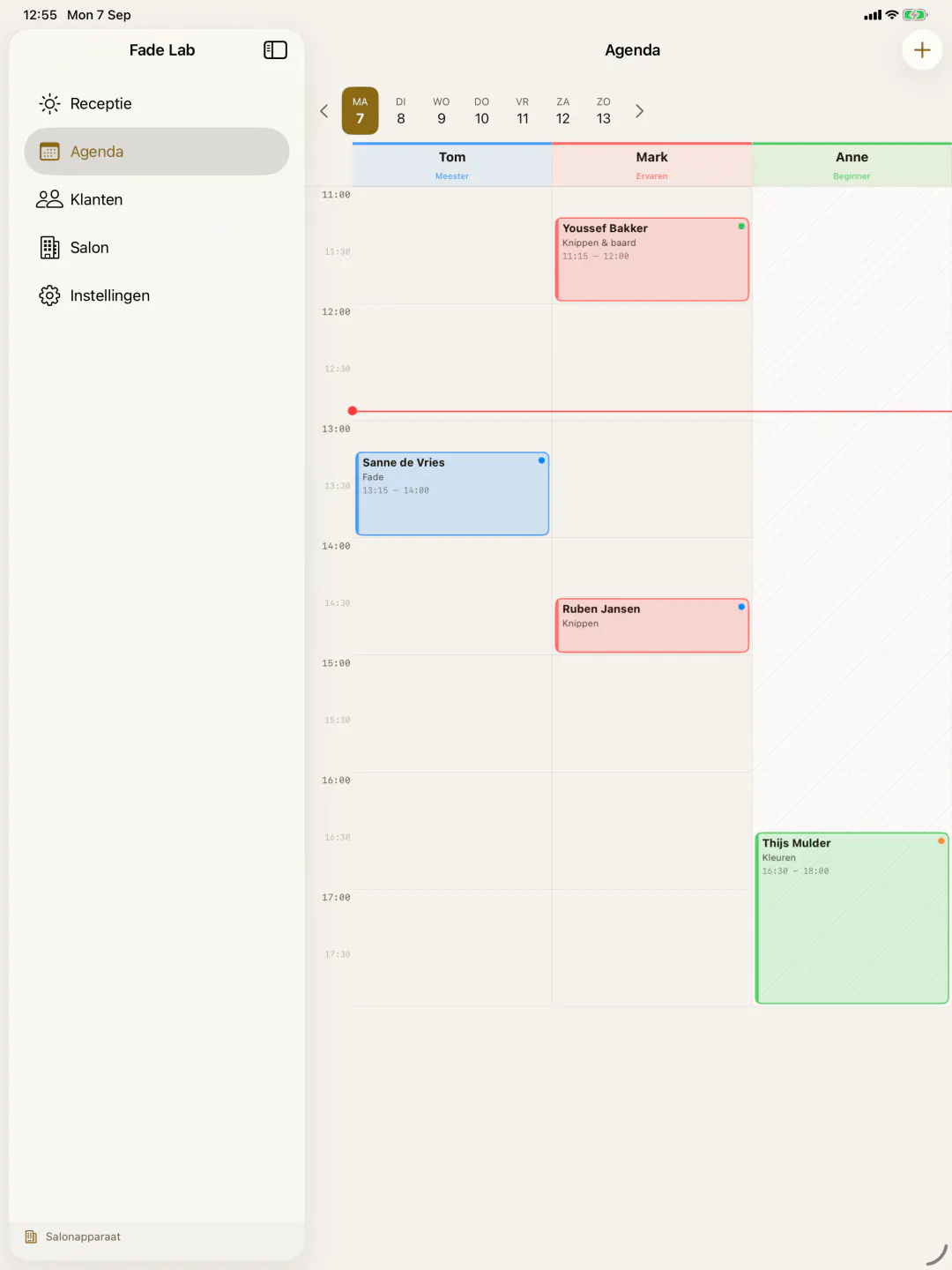 De teamagenda op een iPad: een kolom per barbier, een lijn op het huidige uur, grijze uren buiten werktijd.